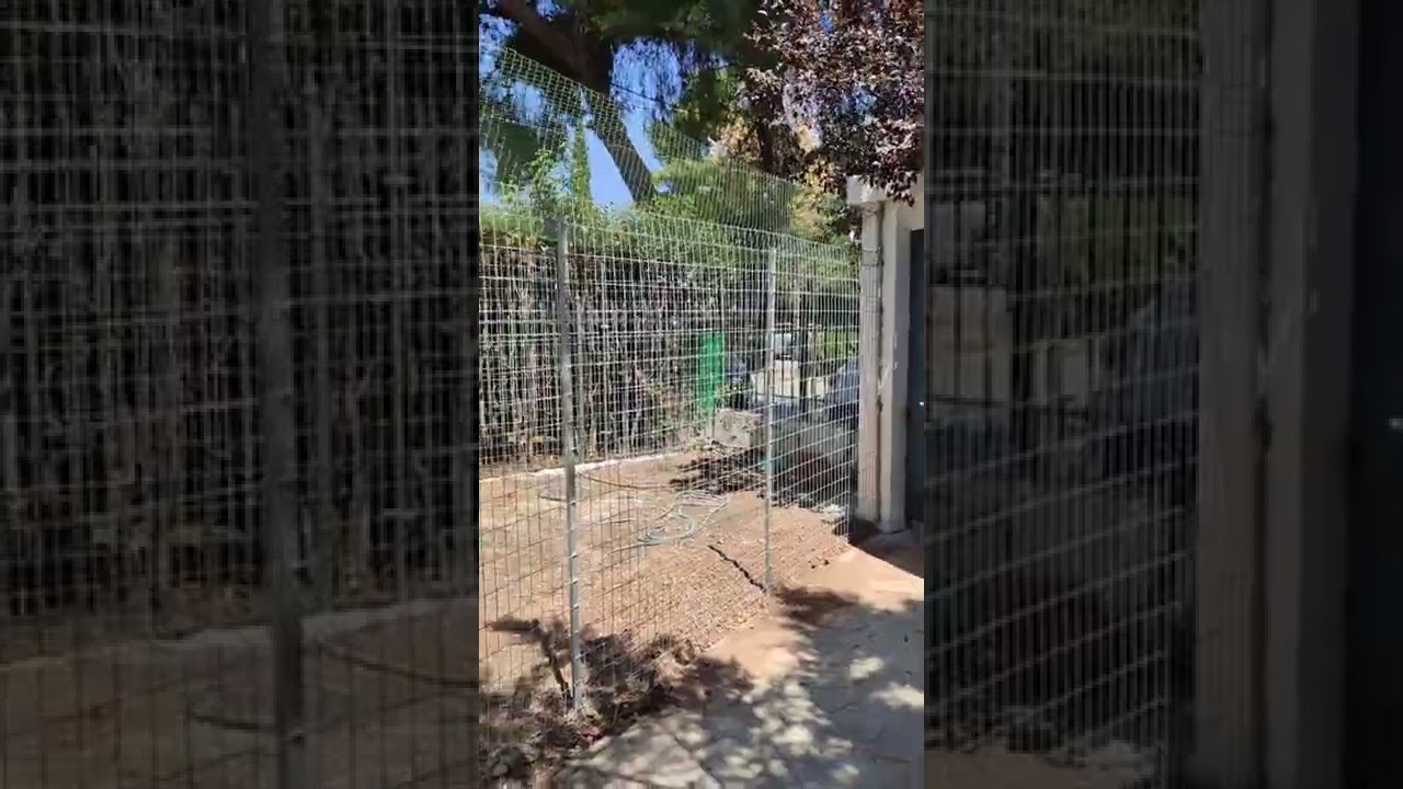 Δίχτυ προστασίας για γάτες. Γατώνας σε κήπο με συρματόπλεγμα, κολώνες και δίχτυ.