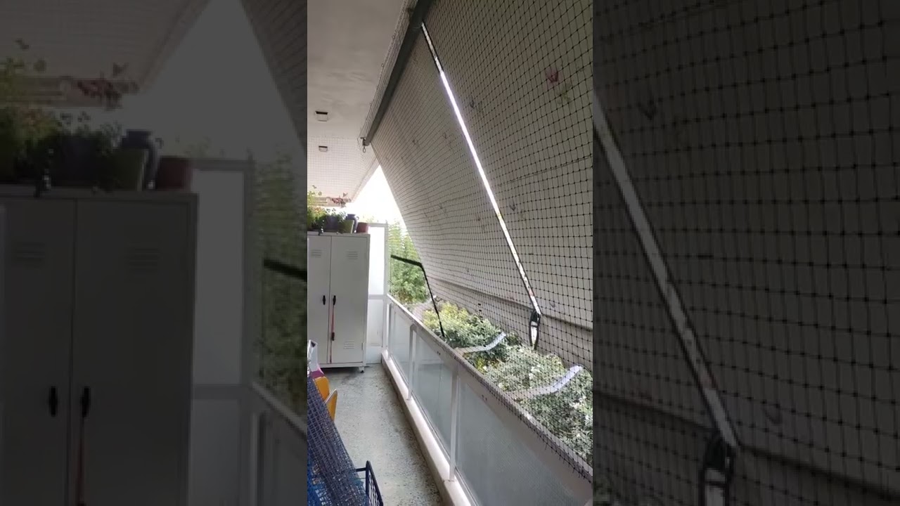 Δίχτυ προστασίας για γάτες σε μπαλκονι πρώτου ορόφου με κάγκελο και γυαλί